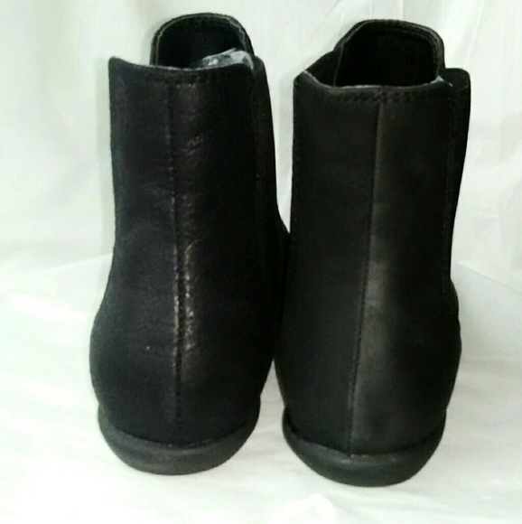 Serene Island Black Chelsea Boots - Picture 5 of 6